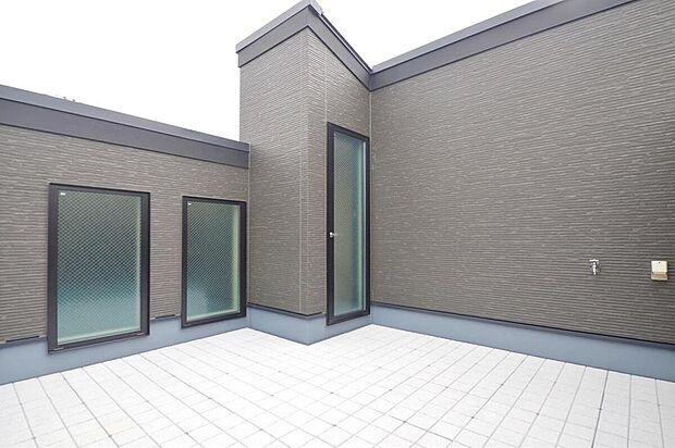 【【本分譲地に建築可能な建物プラン例】】広々としたルーフバルコニーを設けています。お布団などを干せるほか、お子様やペットが安全に遊ぶことができます。《分譲地外:建物面積103.68m2、建物価格1862万円》