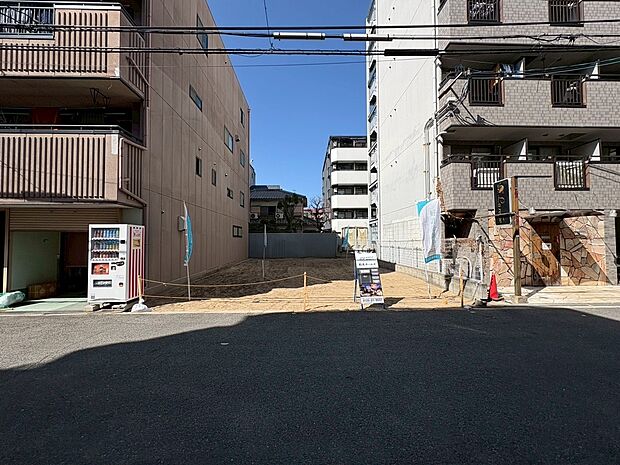 【【前面道路を含む現地写真】】保育園、小学校、買い物・医療施設、公園が徒歩6分圏内に揃う、暮らしやすい住環境が魅力。子育て世帯にもおすすめのロケーションです。