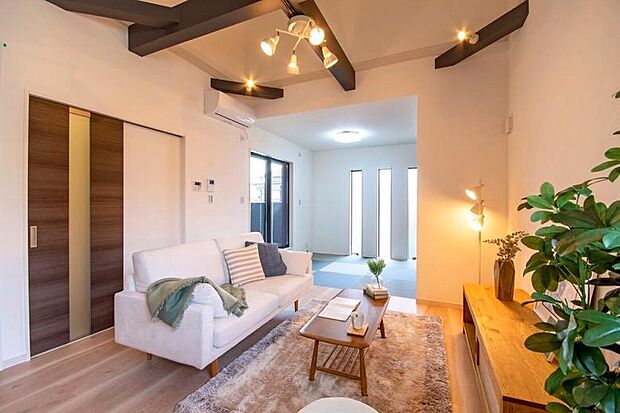 【【本分譲地に建築可能な建物プラン例】】隣接する和室と一体利用することで、水平方向にも開放感が生まれます。ゆったりと寛ぎの時間を過ごせそうです。《分譲地外:建物面積92.34m2、建物価格1681万円》