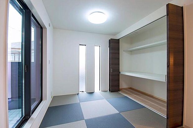 【【本分譲地に建築可能な建物プラン例】】リビングに隣接する、落ち着いた印象の和室。収納があり、来客用の座布団やお布団などをすっきりと収納可能です。《分譲地外:建物面積92.34m2、建物価格1681万円》