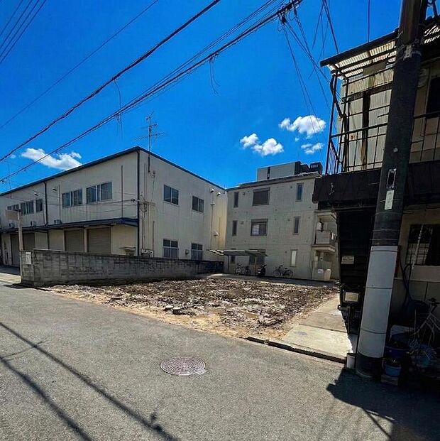 【【前面道路を含む現地写真】】北側前面道路は幅員約5.9m。道路とは反対の南側にリビングなどを配置することができ、外からの視線が気になりにくい位置に、寛ぎの空間を実現できそうです。