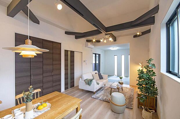 【【本分譲地に建築可能な建物プラン例】】通り側に向かうにつれ高くなる、勾配天井が特徴のLDKは、縦方向への広がりを感じられる空間に仕上げました。《分譲地外:建物面積92.34m2、建物価格1681万円》
