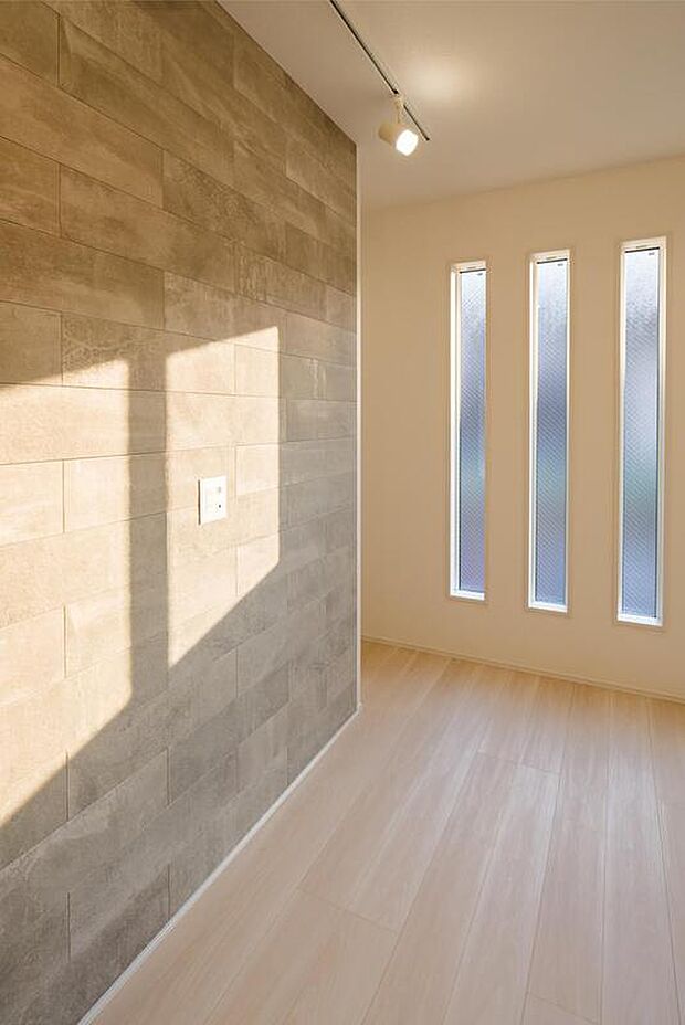 【【LDK(約16.8帖)/2号地】】リビング側の一部にエコカラットを施しました。優れた調湿効果で、ご家族が集まる空間をいつでも快適に保ちます。