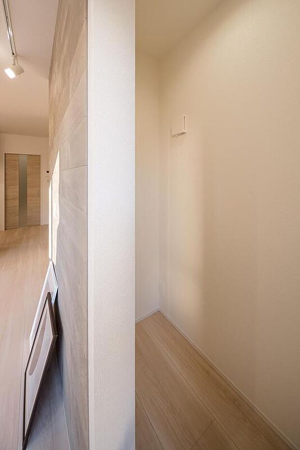 【【LDK(多目的スペース)/2号地】】壁の裏に設けた、人目が届きにくいスペースです。生活感が出やすい掃除道具や、生活用品などを隠すのに便利です。