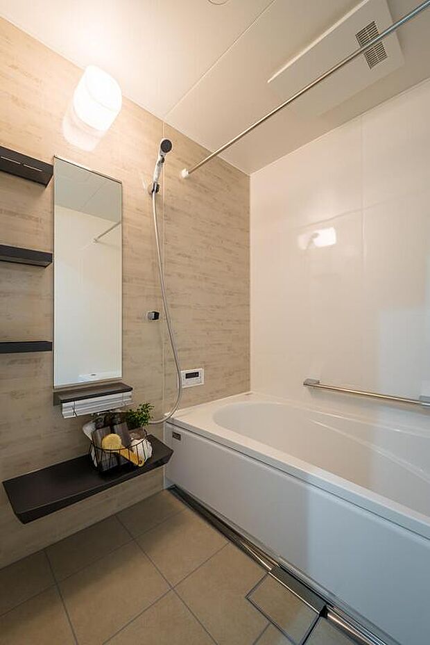 【【バスルーム/2号地】】ゆったりとお湯に浸かり、1日の疲れを癒せるリラックススペース。浴室乾燥機を搭載しているため、悪天候の日でも洗濯物を乾かすことができます。