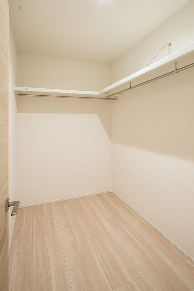 【【WIC/2号地】】2階ホールに設けたWIC。枕棚とハンガーパイプをL型に設置し、季節や用途ごとに分けて収納できます。家族共有の「ファミリークローゼット」としても◎
