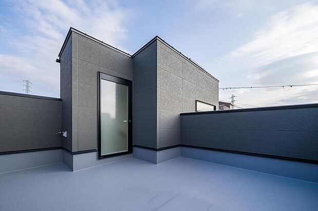 【【バルコニー/2号地】】心地よい風が感じられる、広々としたルーフバルコニー。ガーデニングやカフェタイムなどが満喫できる、ご家族だけのアウトドアスペースです。