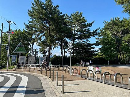 服部緑地公園 約2400m(徒歩30分(自転車10分))