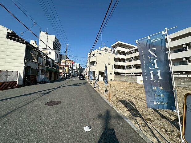 【【前面道路含む現地写真】】前面道路は北側幅員約8.0m。開放感のある全4区画の分譲地です。アスファルト舗装の平坦な道路は、ベビーカーの移動やお子様との歩行もスムーズ。お車の出入庫もゆとりを持って行えます。