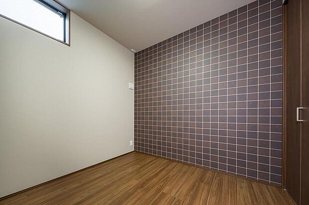 【【本分譲地に建築可能な建物プラン例】】LDK&水回りと同フロアに設けた居室は、スムーズな生活動線が魅力◎ライフスタイルの変化にも柔軟に対応できます。《分譲地外:建物面積95.58m2、建物価格2014万円》