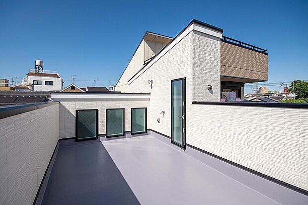 【【本分譲地に建築可能な建物プラン例】】周囲からのプライバシーを考慮した上で設計したルーフバルコニー。家族とプライベートな時間を過ごせます。《分譲地外:建物面積104.48m2、建物価格2174万円》