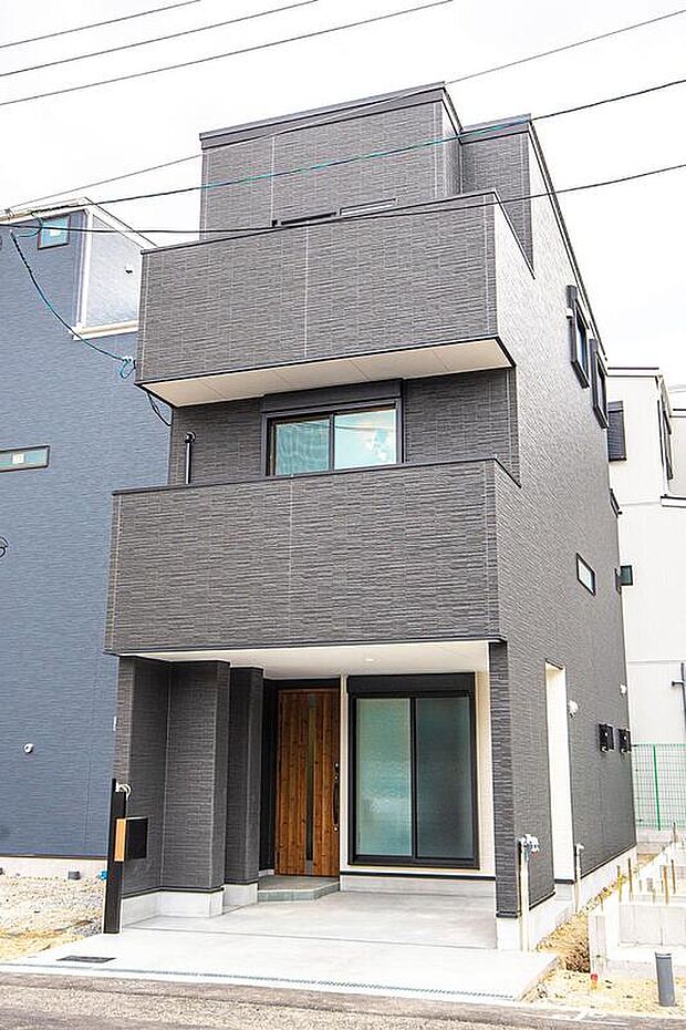 【【本分譲地に建築可能な建物プラン例】】ダークグレーの外壁が重厚感のある佇まい。軒天にホワイトを使用することで、外壁のカラーを際立たせています。《分譲地外:建物面積95.78m2、建物価格2018万円》