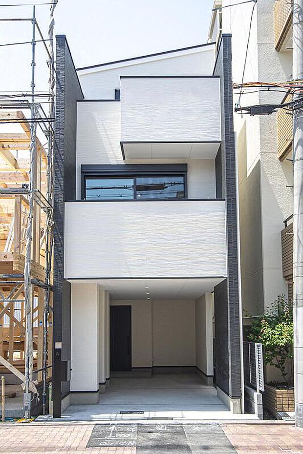 【【本分譲地に建築可能な建物プラン例】】建物の両サイドに黒い壁を立ち上げました。サイドからの視線を遮るほか、白い壁に映えるアクセントとしても◎《分譲地外:建物面積104.49m2、建物価格2174万円》