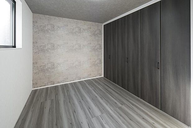 【【本分譲地に建築可能な建物プラン例】】家具配置がしやすい腰高窓を採用。広々とした収納があり、住空間を広くご使用いただけます。《分譲地外:建物面積102.06m2、建物価格2131万円》