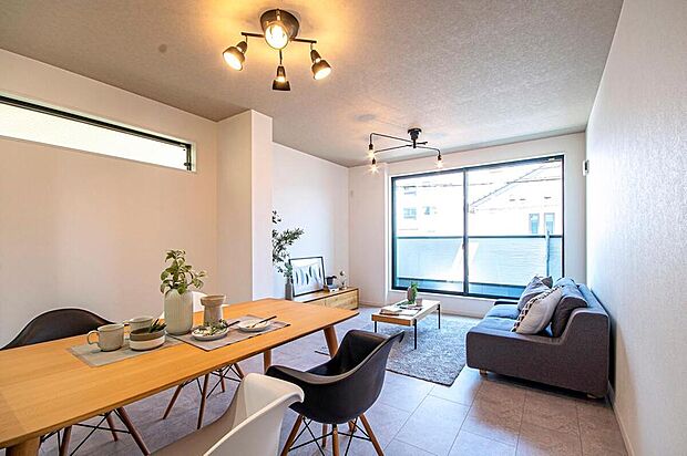 【建物プラン例（内観写真）】【本分譲地に建築可能な建物プラン例】
約16帖のLDK。部屋の横幅に対してワイドサイズの窓を設けることで採光性を高めた家族の寛ぎ空間。《分譲地外:建物面積104.49m2、建物価格2174万円》