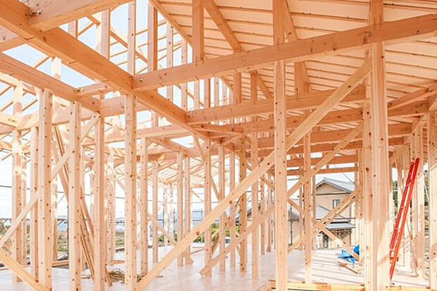 【木造軸組工法】古くは奈良時代から日本の建築を支えてきた工法が、現代の建築の形に落とし込んだ工法。日本の四季などに対応したものです。