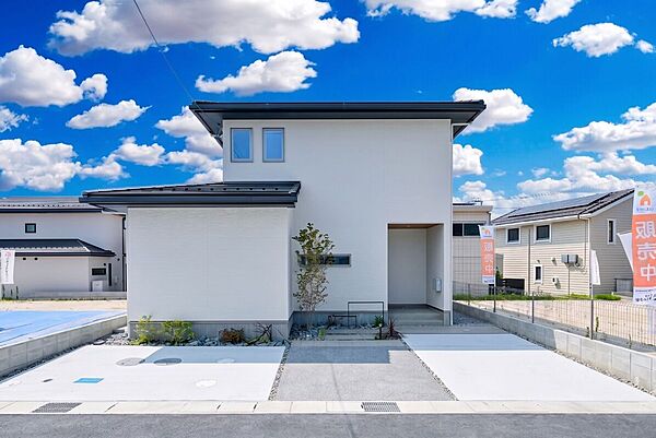高性能な「長期優良住宅」仕様。「みらいエコ住宅2026事業」の対象物件で、75万円の補助金が活用可能な、経済性と安心を両立した、未来を見据えた住まいです。