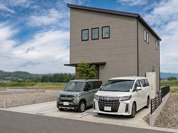 みらいエコ住宅2026事業・長期優良住宅の75万円対象物件!高性能で家計にも優しい住まい。シンプルモダンな片流れ屋根の外観に、並列3台駐車も可能です。