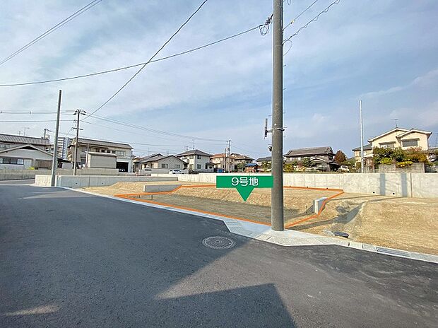 前面道路は広々6m!道路幅が広いため、大きな車でも、切り返しを少なくスムーズに駐車や車庫入れができます!/現地9号地(2025年10月撮影)