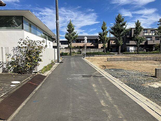 西側道路、約4.2m。(2025年10月撮影)
人通りの少ない道路に面しているため、プライバシーの確保がしやすい物件です。