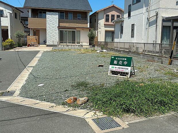 南側前面道路から撮影。造成工事完了済みです。(2026年7月撮影)
