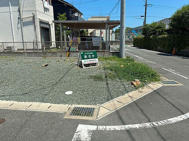 西側前面道路から撮影。小学校は玄関を出るとすぐ左に見える距離で通学安心の住環境です。(2026年7月撮影)