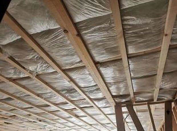 グラスウール　断熱性に優れたグラスウールを壁と天井にすき間なく施工します。室内を適温に保ち、外部からの騒音も低減します。