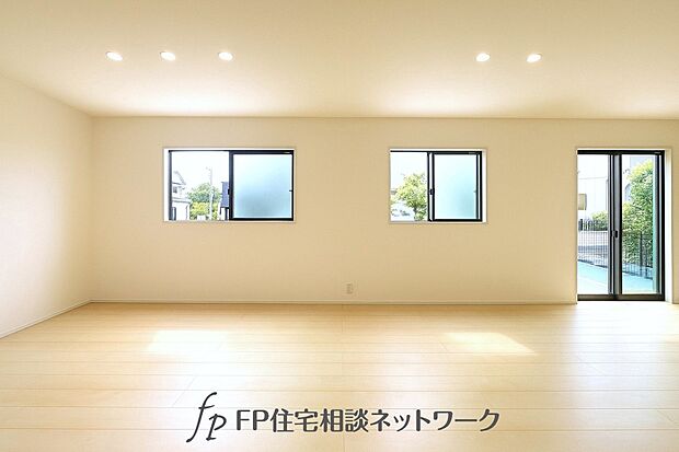 大切なご家族が集まるからこそLDKにはこだわりたいですよね！休日はおひさまの光をたっぷりと取りこめるリビングでゆったりと過ごしませんか？子供たちが元気に笑いながら走り回っている姿が目に浮かぶ空間です。