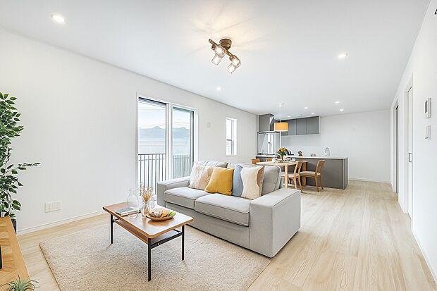 オープンでのびやかな空間を生み出す、こだわりの広がりとゆとり。家族と過ごす時間を大切にしたい方にぴったりの明るくゆとりある住空間です。