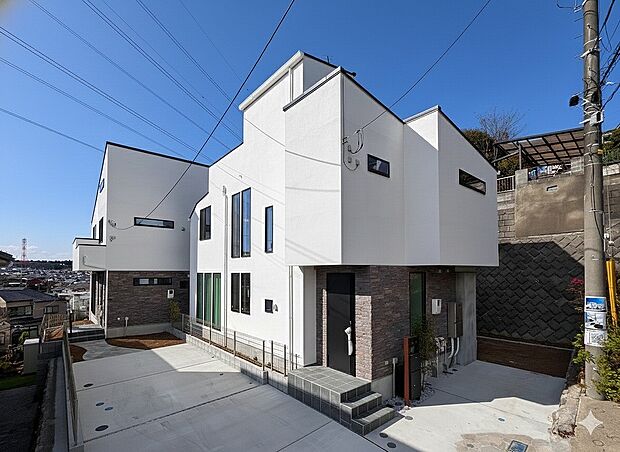 【類似外観同仕様】施工例の為、分譲中の建物とは外壁、屋根開口部等の形状・仕様が異なります。