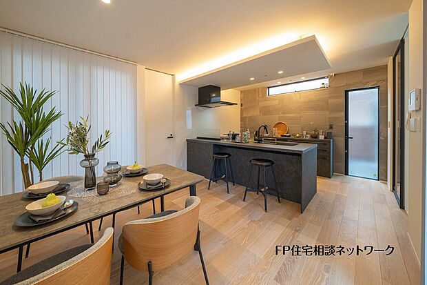 【プラン例　建物価格2400万円　建物面積100m2】対面キッチンと緩やかにつながるダイニング空間。間接照明がやさしく広がり、食事の時間を上質に演出します。