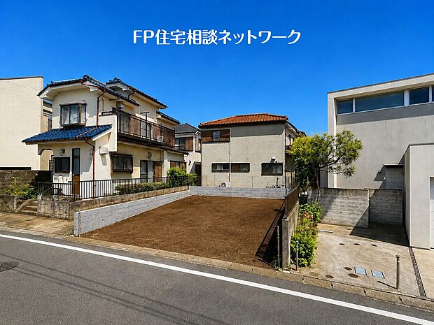 落ち着きある住宅街、一種低層住居専用地域内に位置しています。周囲には高い建物がなく、空が広く開放感があり、陽当りを大きく遮られることもありません。