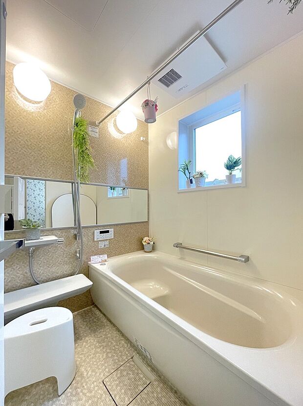 【浴室】ご家族との憩いの場として、一日の疲れを癒す場として、ゆったりと足を伸ばしてくつろげる綺麗で清潔感のある色味の浴室。