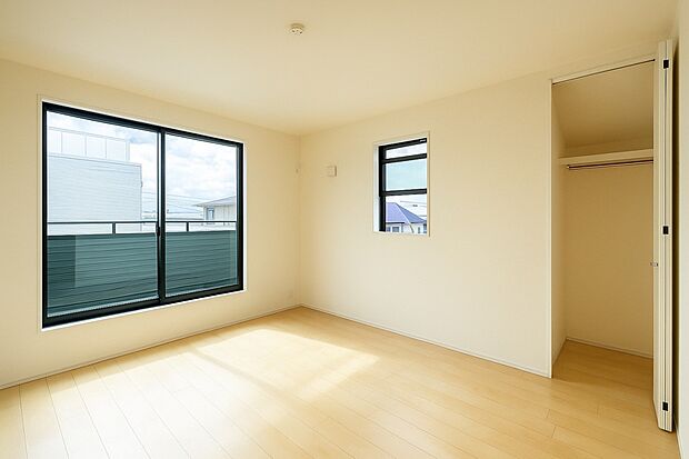 【リビング以外の居室】居室空間をすっきり保てる、ウォークインクローゼット付です。広いため、使い慣れた収納家具をこの空間に設置することもできます。鞄や帽子から小物、かさばるスーツケースなど幅広く収納できます。