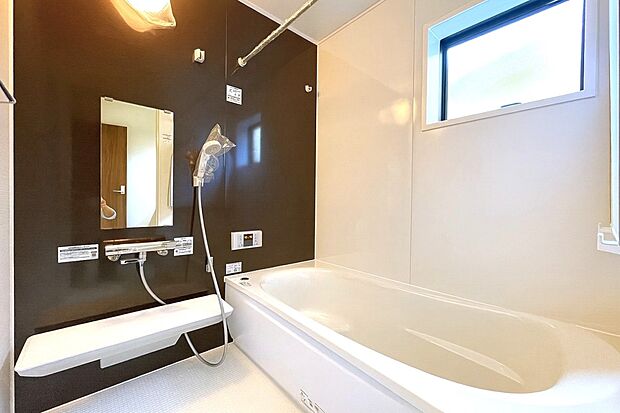【浴室】ご家族との憩いの場として、一日の疲れを癒す場として、ゆったりと足を伸ばしてくつろげる綺麗で清潔感のある色味の浴室。気持ちの良い光と爽やかな風をたっぷりと取りこめる開閉式の窓も設置しています。