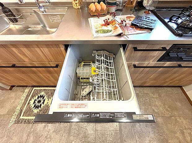 【食器洗浄乾燥機】時間の節約、手が荒れない、水道代の節約、高温度で洗うので油汚れもしっかり落とせる。まさに理想家電。