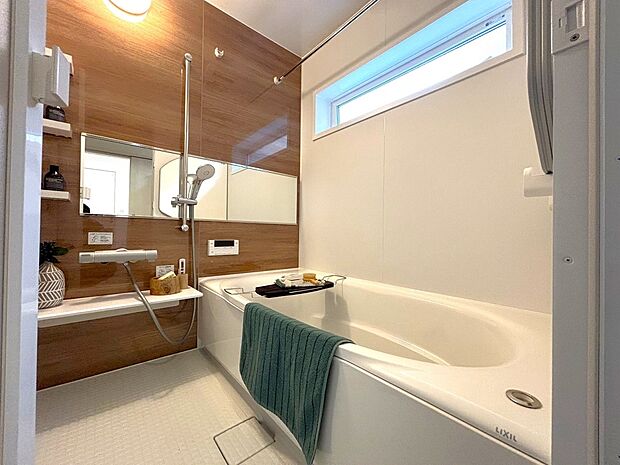 【浴室】ご家族との憩いの場として、一日の疲れを癒す場として、ゆったりと足を伸ばしてくつろげる綺麗で清潔感のある色味の浴室。気持ちの良い光と爽やかな風をたっぷりと取りこめる開閉式の窓も設置しています。