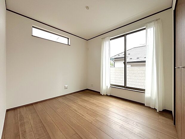 【リビング以外の居室】2面採光でお部屋の隅々まで明るい印象の居室。おひさまの光を、爽やかな風をたっぷりと取り込めます。居室内はいつも明るい印象です。