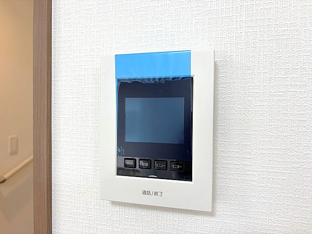 【TVモニター付インターホン】モニター付インターホンが標準仕様です。不安になりがちな防犯面。目で確認できるからあんしんです。
