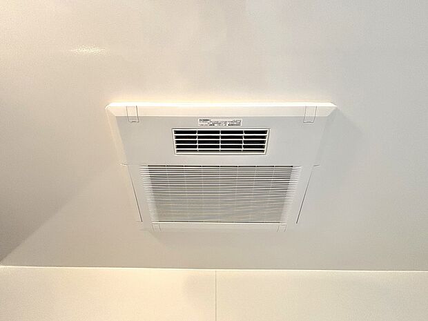 【浴室暖房乾燥機】お風呂場そのものを乾燥機にしてしまう便利な機能。梅雨時期や花粉の時期に助かる。冬の時期には暖房機能がヒートショックを防ぐ。