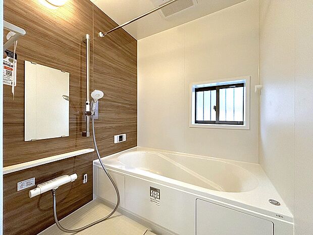 【浴室】ご家族との憩いの場として、一日の疲れを癒す場として、ゆったりと足を伸ばしてくつろげる綺麗で清潔感のある色味の浴室。