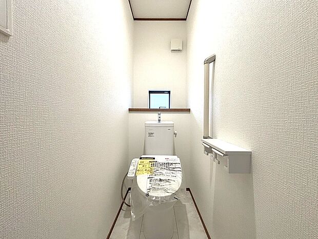 【トイレ】洗浄機能付き便座を標準装備。冬の寒い時期には暖房機能も活躍。快適にご利用いただけます。また、タンク奥のスペースを利用してちょっとした収納を造作することも可能。