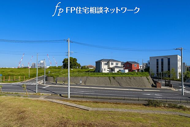 【前面道路含む現地写真】閑静な住宅地は、伸び伸びスローライフを叶えてくれます。自然豊富な季節の移ろいを身近に感じられる環境で子育てすれば、お子様もきっと素直に成長してくれるはずです!