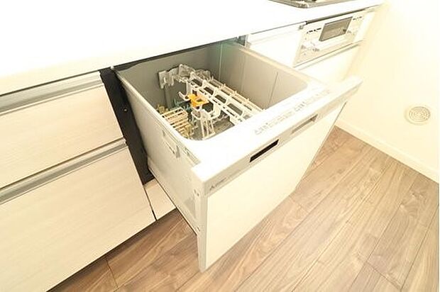 【内観】【建物価格2180万円(税込)建物面積面積98m2】あったらいいなの代表的な設備である食洗機。ビルトイン型なので、おさまりもよく、使い勝手も良好です。