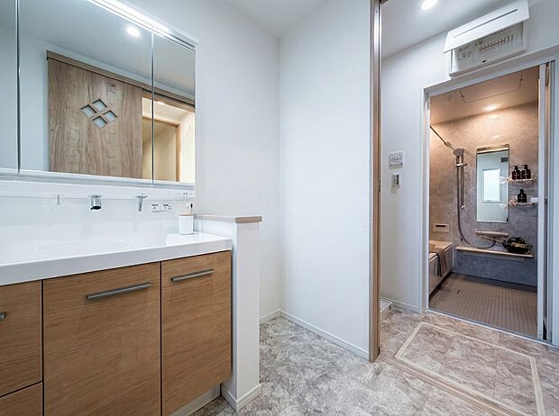 【洗面台・洗面所】ゆとりの洗面スペースで朝の身支度も快適スムーズに。面鏡で髪のセットやお化粧もストレスなくこなせ、朝から気分良く通勤通学に向かえそうですね!