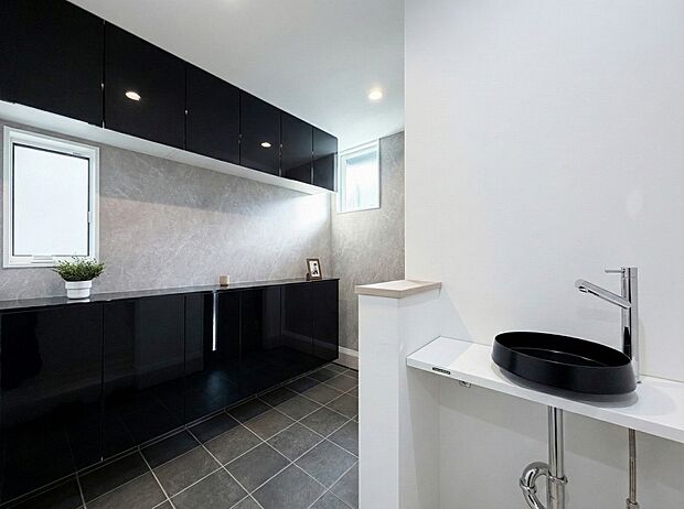 【玄関】木目調の落ち着いた雰囲気の色目が、お部屋の雰囲気をそのまま表している家の顔です。