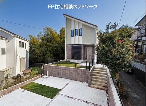 【現地外観写真】【類似外観同仕様】施工例の為、分譲中の建物とは外壁、屋根開口部等の形状・仕様が異なります。