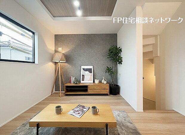 【リビング】開放感のある2階リビングは日当たりもよく日中は明るい日差しが射し込みます。また、道路からの目線も気になりにくいのでプライバシーも守られやすいですね。