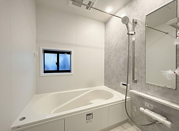 【浴室】ご家族との憩いの場として、一日の疲れを癒す場として、ゆったりと足を伸ばしてくつろげる綺麗で清潔感のある色味の浴室。