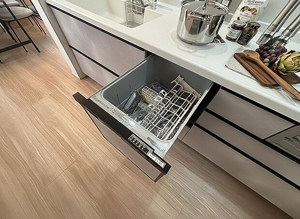 【食洗機洗浄乾燥機】同仕様設備:利用者が増えているのはメリットが多いから。時間の節約、手が荒れない、水道代の節約、高温度で洗うので油汚れもしっかり落とせる。まさに理想家電。